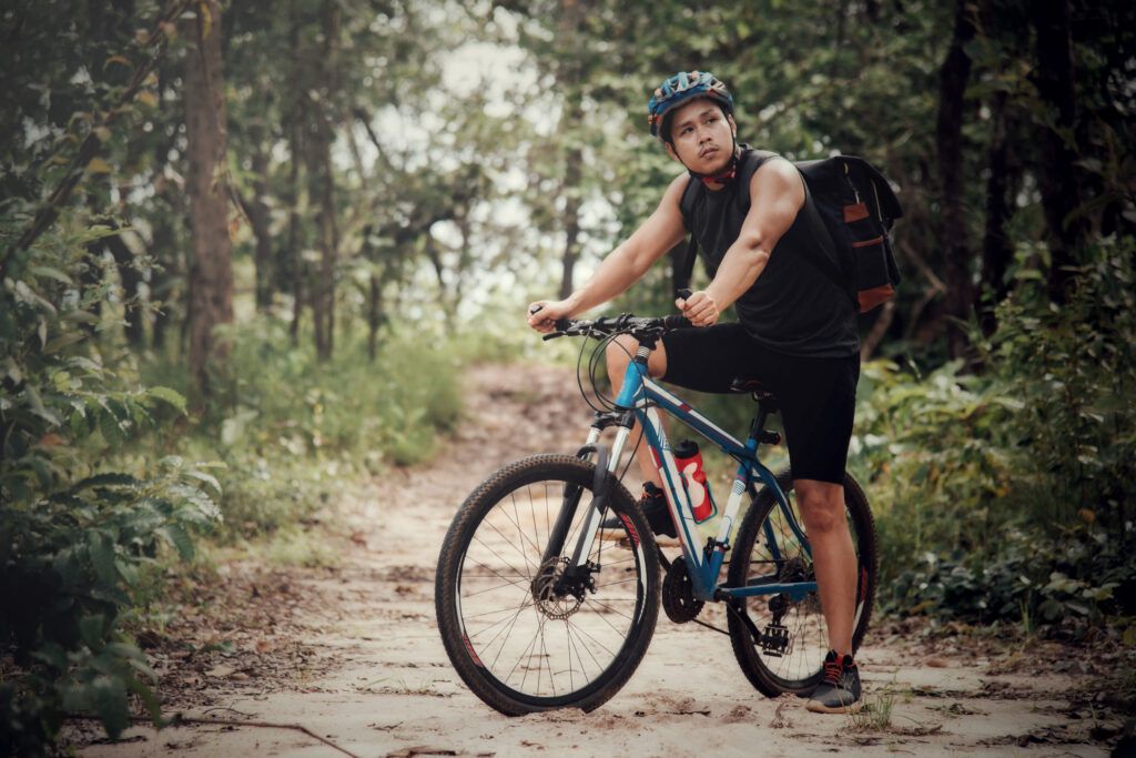 Ciclistas de mountain bike numa trilha de outono