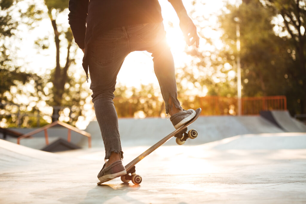 Skatista treinando na pista ao pôr do sol